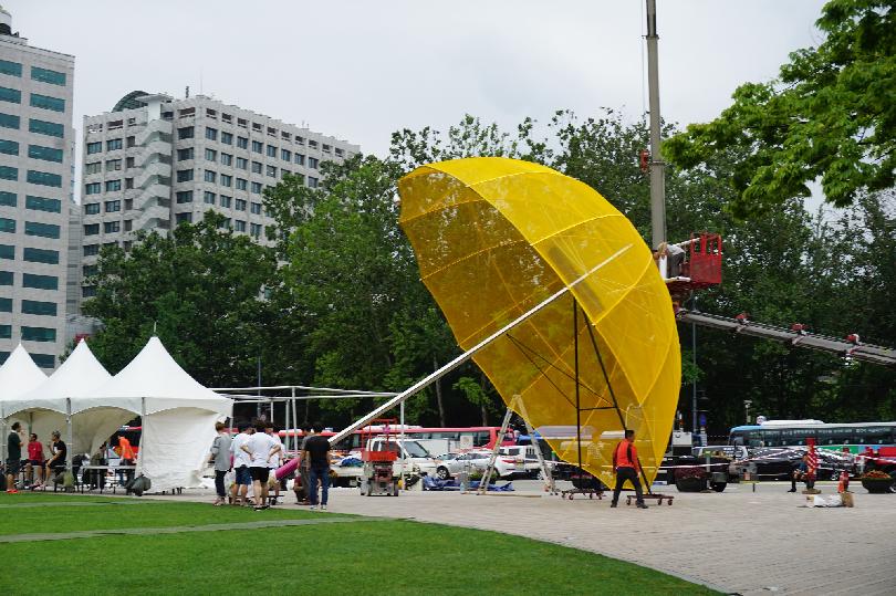 개막전날이에요. 오늘 시청에 노란 우산 도착~! 