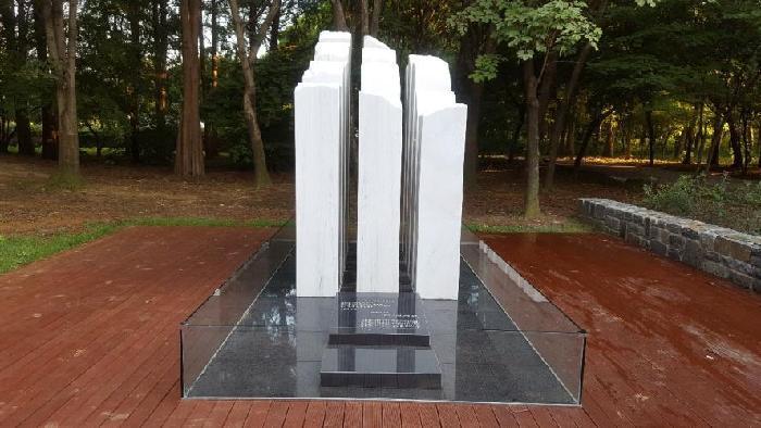 일상의 추념(우면산 추모비)