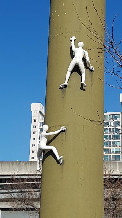 오르는 사람 조형물