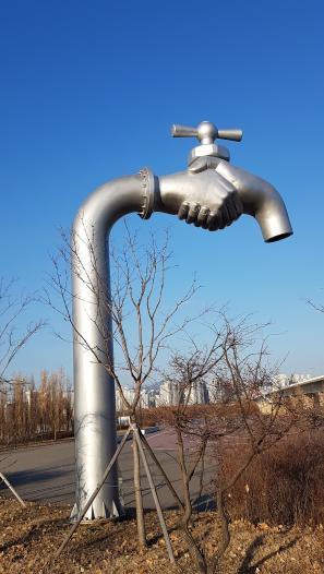 수도꼭지 조형물