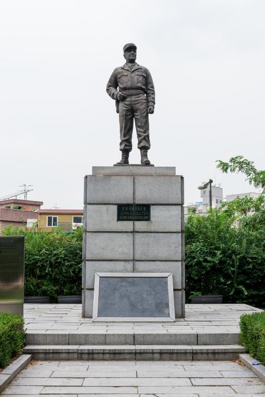 존비콜터 장군상