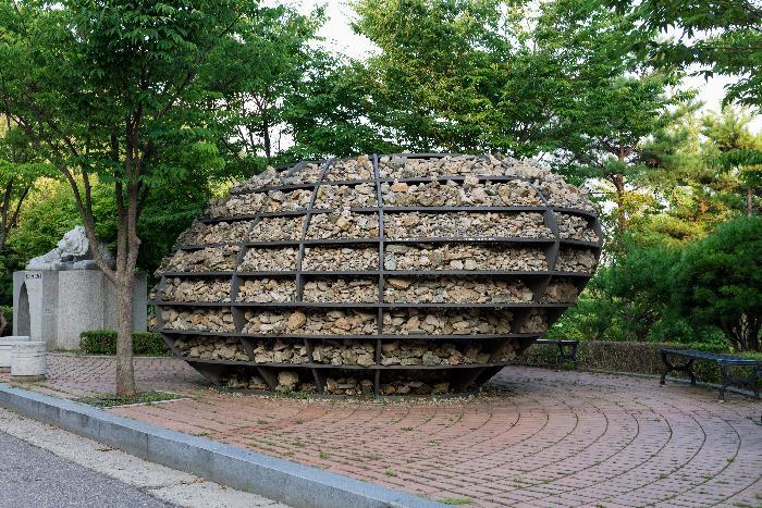 인왕산에서 굴러온 바위